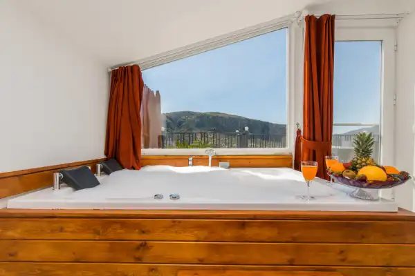 Suit Defne Kalkan